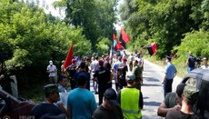 Праворадикали намагаються зупинити Хресний хід (ВІДЕО)