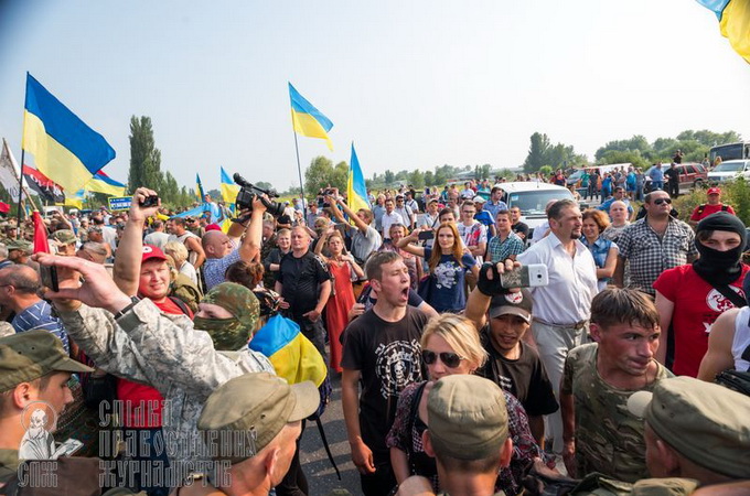 Радикалы против Крестного хода возле Киева: ПРЯМАЯ ТРАНСЛЯЦИЯ
