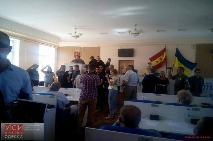 Радикалы вынудили депутатов Белгород-Днестровского горсовета выделить землю УПЦ КП (ВИДЕО)