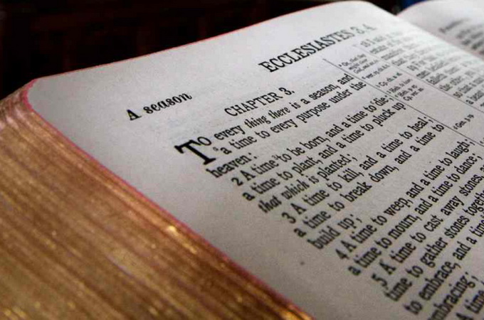 Більшість британців не взяли б Біблію з собою на безлюдний острів