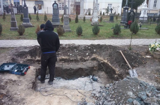 В Луцке Киевский патриархат перешел от незаконного строительства к кладбищенскому вандализму