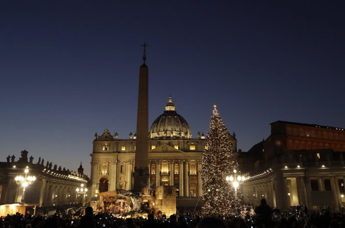 Біля різдвяного вертепу у Ватикані встановили шпиль зі зруйнованої церкви