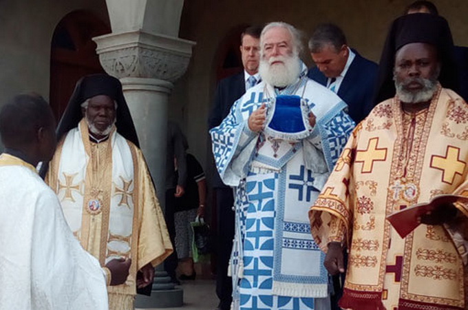 Африканський патріарх дев'ять годин плив на ветхому човні, щоб освятити храм в Танзанії