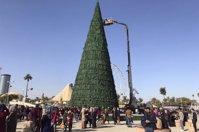 Мусульманин встановив у Багдаді 26-метрову різдвяну ялинку для «братів-християн»