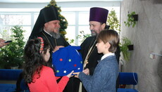 Волонтеры проекта «Наша лепта» поздравили 300 детей-сирот с Днем святого Николая (ФОТО)