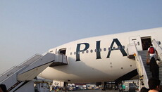 Сотрудники пакистанской авиакомпании принесли в жертву козла на летном поле