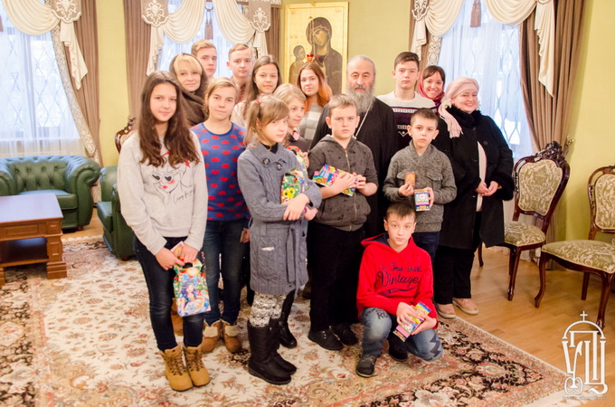 «Три Лаври»: Юні паломники з Луганська відвідали Предстоятеля УПЦ