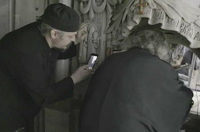 Похоронне ложе Іісуса Христа після реставрації: подивитися через віконечко?