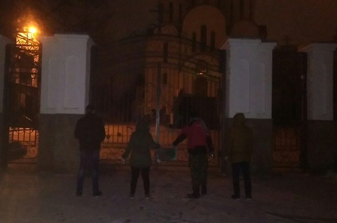 Правый сектор теперь пикетирует храм УПЦ в Тернополе ночью