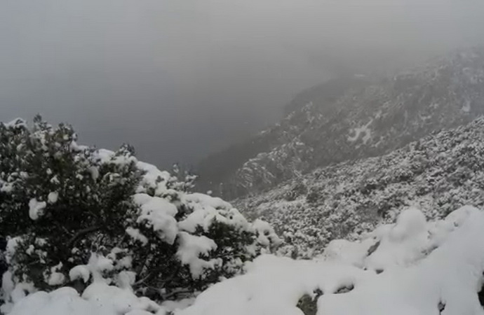 Сильний снігопад заблокував транспортне сполучення з Афоном