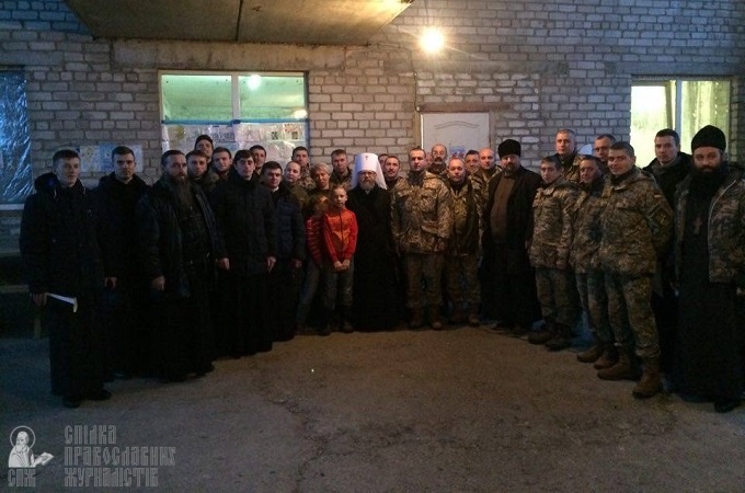 Капелани УПЦ поїхали в зону АТО привітати військовослужбовців із Різдвом