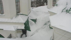 Куполи Софійського Собору замело 1,5-метровими кучугурами: Чистимо! (ФОТО)