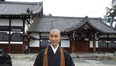 Монах-буддист за згодою вчителя викладає візаж геям