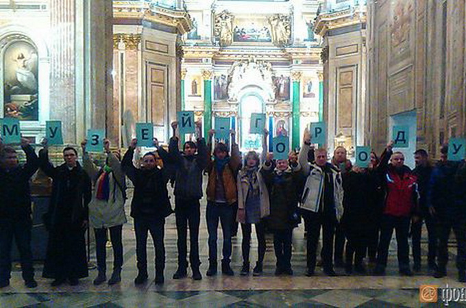 Противники передачі Ісаакіївського собору Церкві влаштували флешмоб на Богослужінні