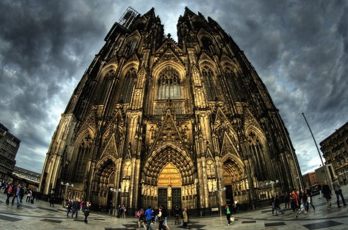 Сімох джидистів затримали у Кельні за серію пограбувань церков