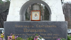 Литию по поэту Александру Пушкину совершили в день его памяти у стен Святогорского монастыря 