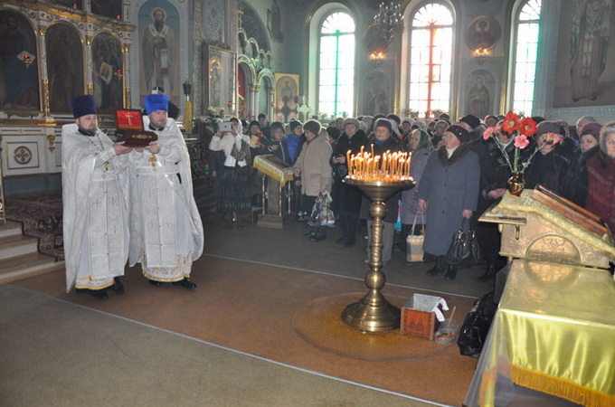 Верующие Павлограда торжественно встретили частицу Животворящего Креста Господнего