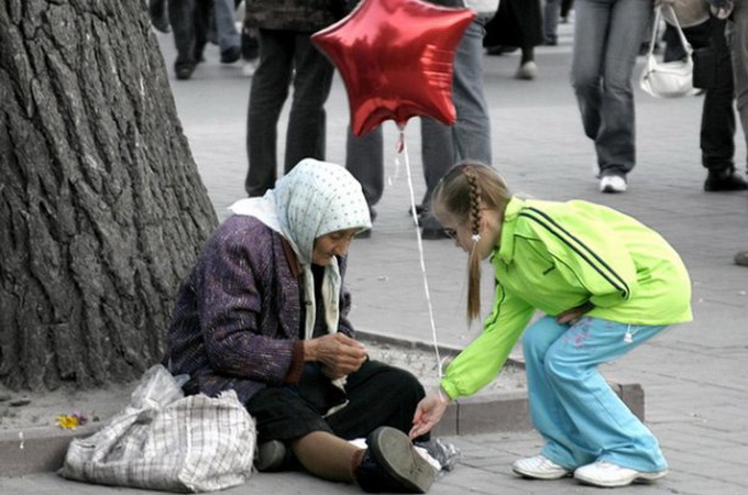 Кожен третій українець дає гроші на благодійні цілі