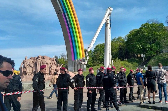 Долой символ геев: Правый сектор грозится снести арку Дружбы народов