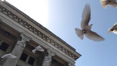 Біля Будинку профспілок в Одесі випустили білих голубів та чорні кульки (ФОТО)