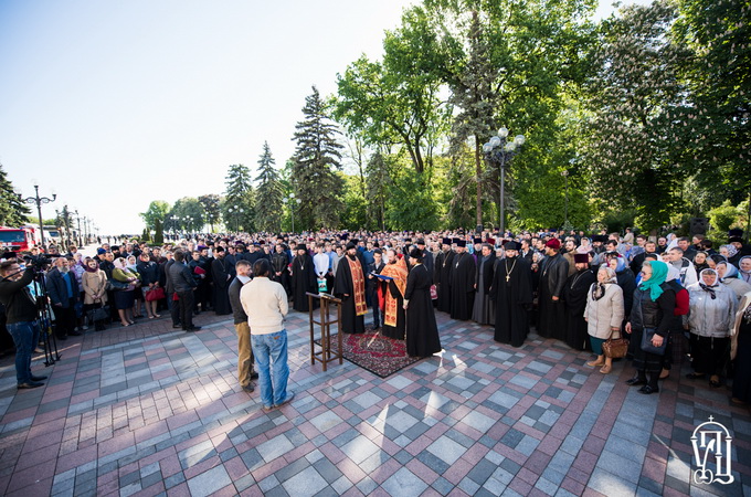 На молитовне стояння біля стін Ради зібралися більше десяти тисяч віруючих