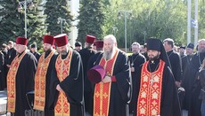 На молитовне стояння біля Рівненської ОДА зібрались сотні вірян (ФОТО)