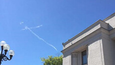 Під час молебню біля Верховної Ради віряни побачили хрест у небі (ФОТО)