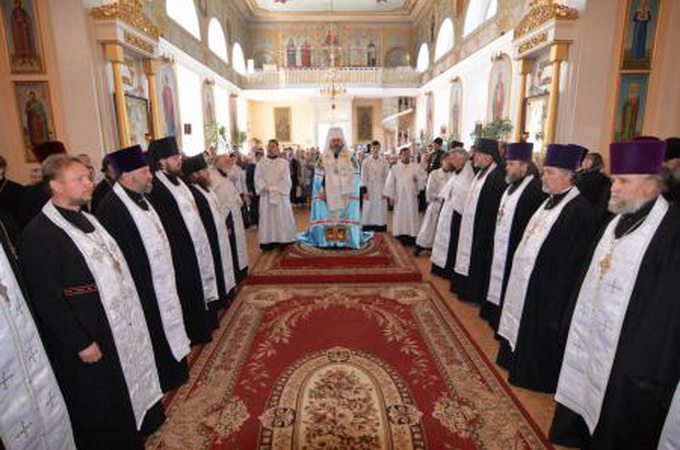 Віряни Херсонської єпархії УПЦ піднесли молитви за припинення ворожнечі в Україні (ФОТО)