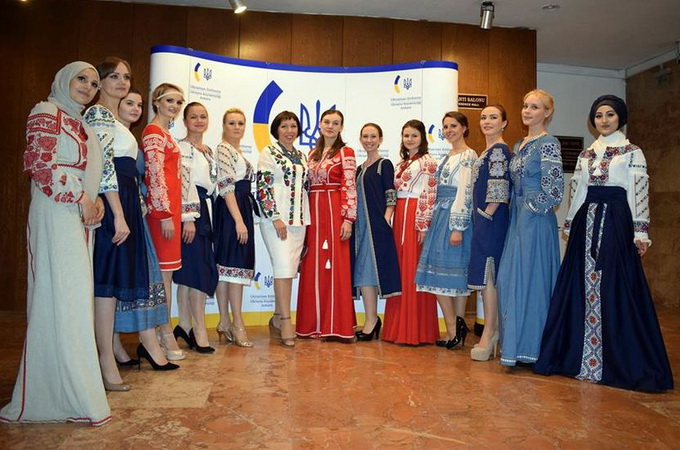 Модна революція в Туреччині: Хіджаб. Тепер з вишиванкою (ФОТО)