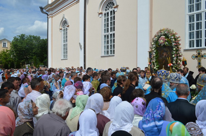 Віруючі та ієрархи Церкви вшанували чудотворну ікону Корецької Божої Матері (ФОТО)