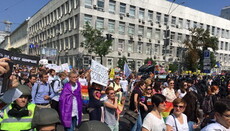 Парад геїв під конвоєм поліції не дійшов до кінця Володимирської і евакуювався через метро