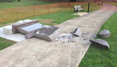 В Арканзасе атеист протаранил памятник 10 Заповедям во имя американских свобод 