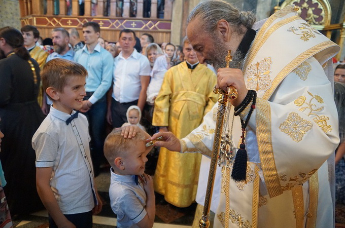 Предстоятель УПЦ зустрів чудотворну Десятинну ікону Божої Матері в Чернівцях (ФОТО)
