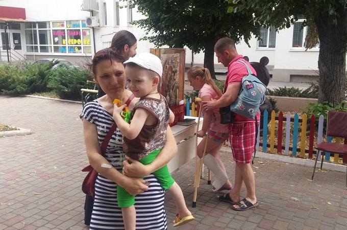 У Запорізькій єпархії чудотворну ікону «Боянська» привозили до дитячої обласної лікарні