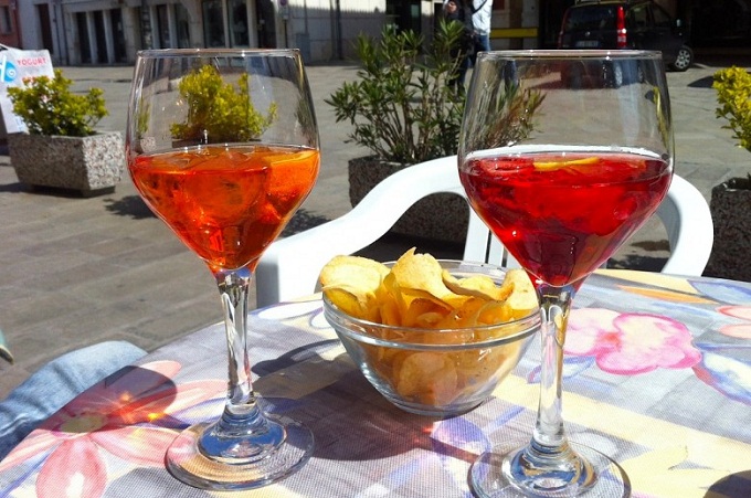 В Італії падре заманює прихожан на меси вином та чіпсами