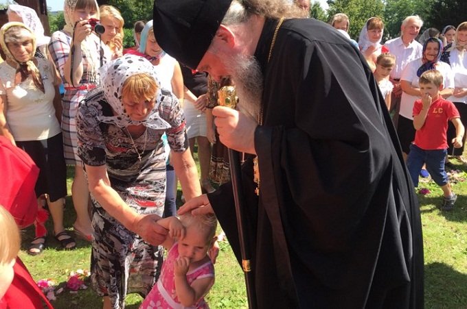 Архієпископ Феодор підтримав парафіян УПЦ в Ірляві у їхньому протистоянні уніатам (ФОТО)