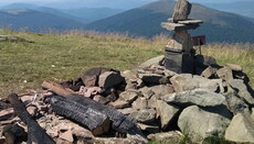 В долине Руна изрубили и сожгли поклонный крест 