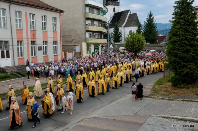 Крестный ход с мировыми святынями прошел в Хустской епархии