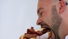 Швед заплатит штраф за то, что ел бекон перед мусульманками