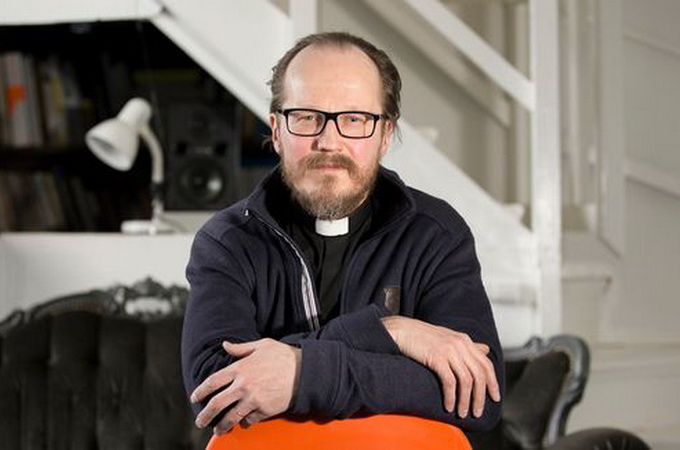 Пастор у Фінляндії, який вінчав одностатеві пари, отримав догану від єпархії