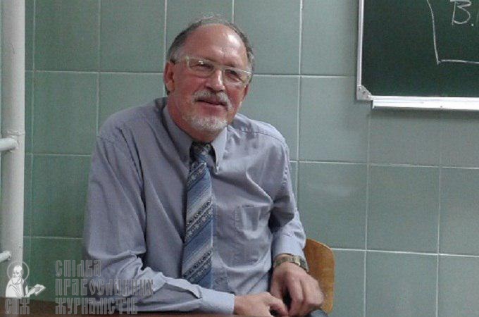 Секты сначала «бомардируют любовью», а потом обирают до нитки, – эксперт