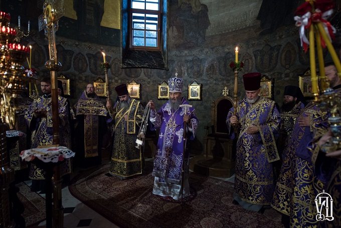 Сотни верующих молились в Киево-Печерской лавре в День Крестовоздвижения (ФОТО, ВИДЕО)