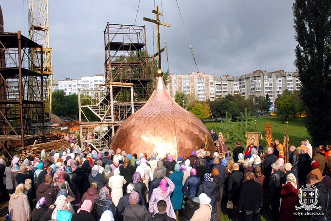 На кафедральном соборе Луцка установили первый купол