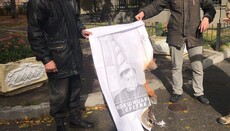 У посольства Ватикана униаты сожгли плакат с епископом Мокшицким