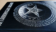 В США летчики разрисовали старинную церковь сатанинской символикой