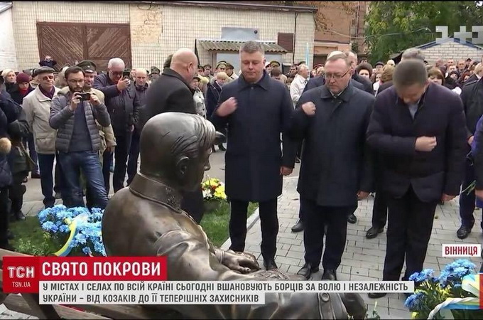 У Вінниці чиновники перехрестилися на «святого» Петлюру (ВІДЕО)