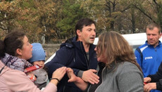 Верующих УПЦ выталкивали из храма в Коломые при бездействии полиции (ФОТО, ВИДЕО)