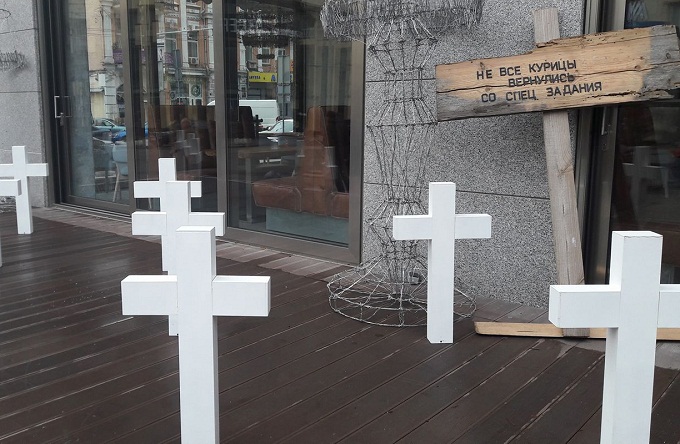Киевский ресторан решил развлечь посетителей кладбищенскими крестами