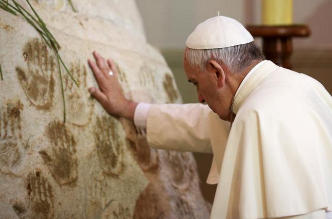 Папа Франциск зізнався, що засинає під час молитви