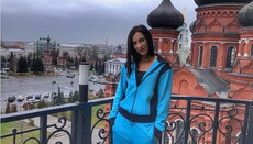 В соцсетях возмутились фото звезды «Дома 2» в спортивном костюме на фоне храма 